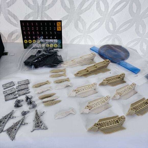 The Uncharted Seas Bone Griffons Starter Fleet UNPAINTED Bone Cruiser Maggot - Picture 1 of 10